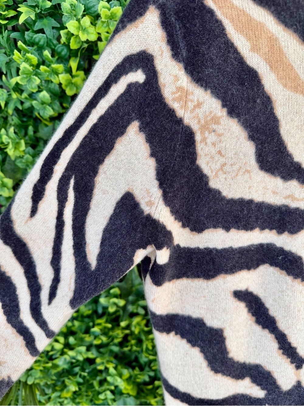 Bloomingdale’s 100% Cashmere Sweater XS S Animal Zebra Print Quiet Luxury - Picture 5 of 7